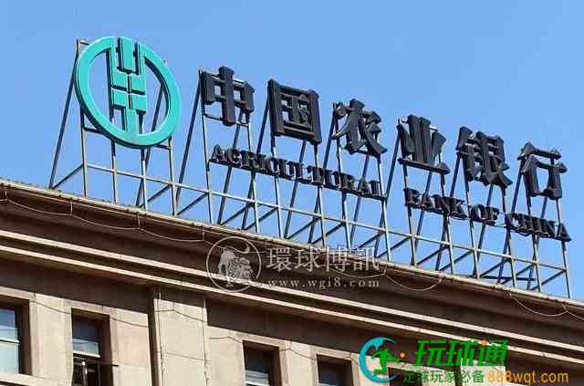 上海一男子先后走进4家银行尝试“提额” 疑似电信诈骗被警方带走 上海一男子先后走进4家银行尝试“提额” 疑似电信诈骗被警方带走