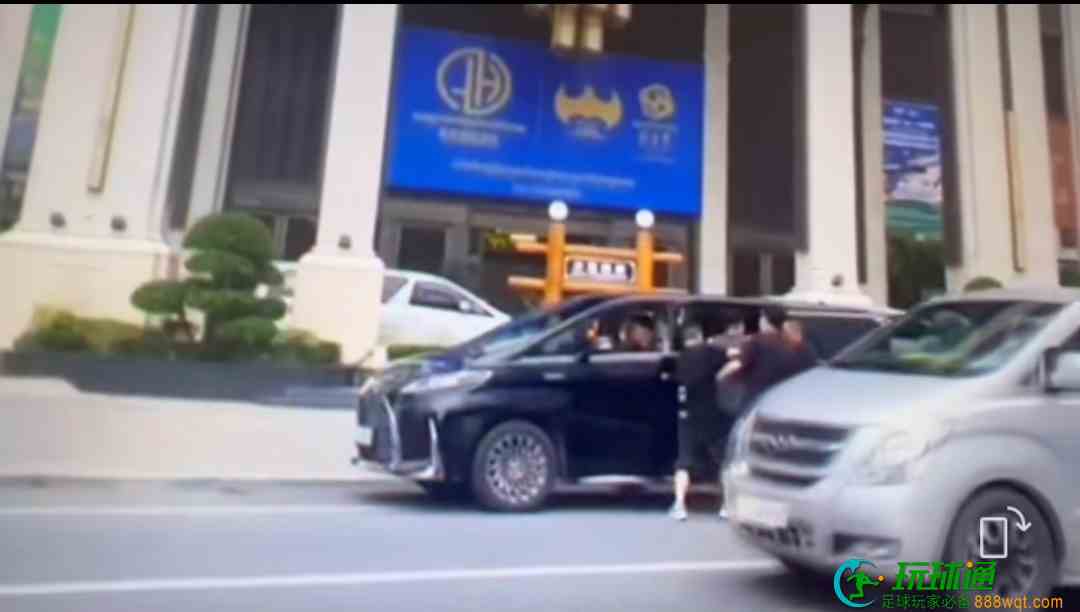 西港：一男子在DC门口被强行带上车