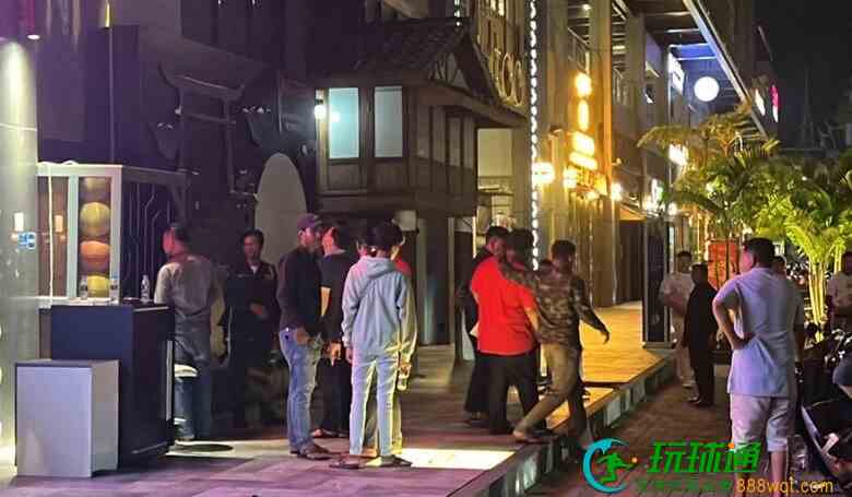金边一家俱乐部凌晨被突袭，32名柬埔寨和外国男女被带走调查，现场发现大量违禁品