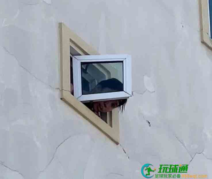 尴尬！一男子与一女子被困洗手间一夜，求助后才脱困