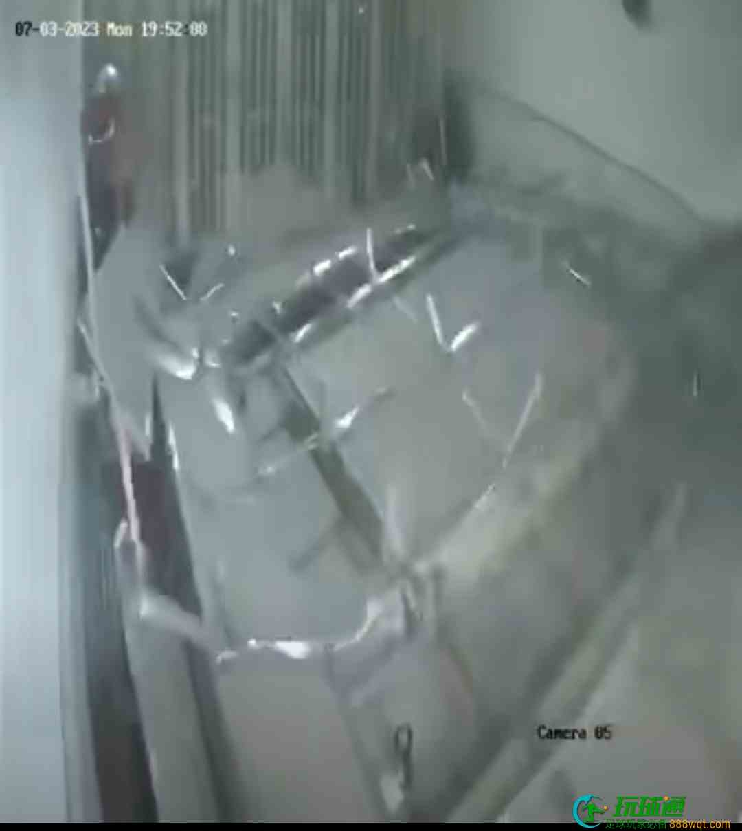 惊险一幕：天花板突然掉落
