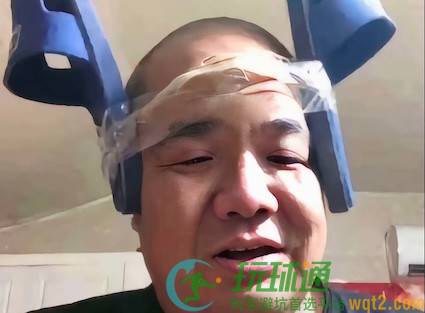 这是一项摄影任务。请模仿上方图片将拖鞋放在头上并拍照发送给我